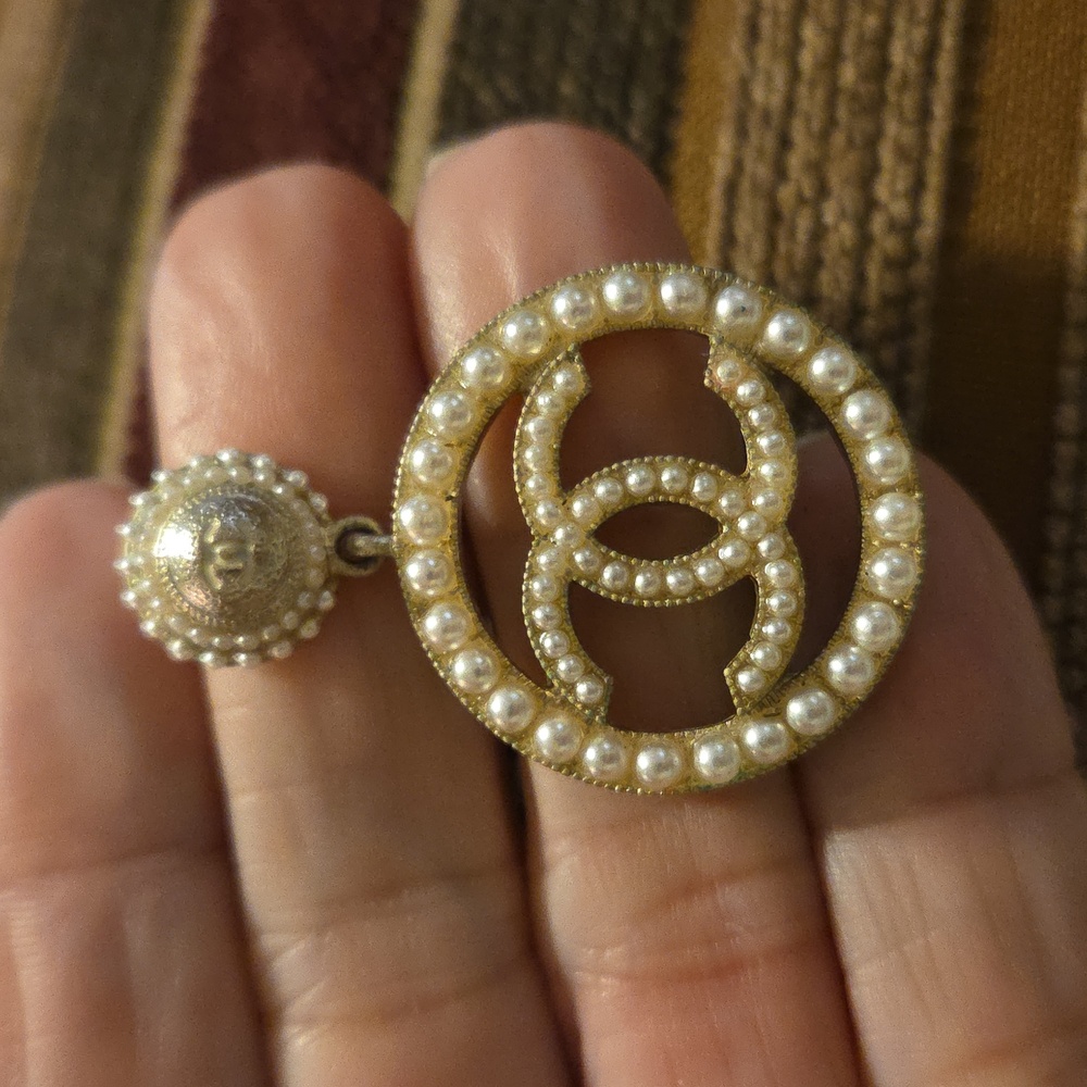 Authentic Chanel Single Earring - Picture 3 of 12